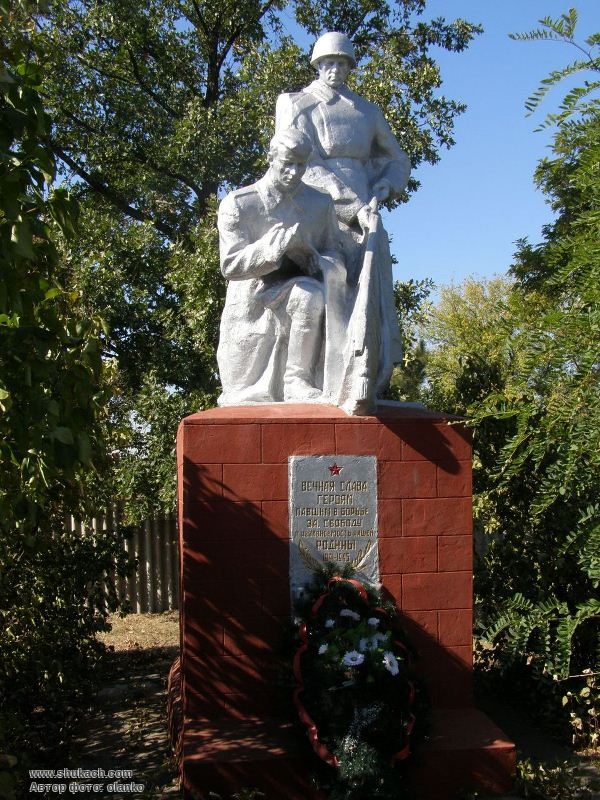 Село урожайное. Старомлиновка Братская могила. Село Старомлиновка Донецкая область. Великоновоселковский район Донецкой области. Урожайное Донецкая область.