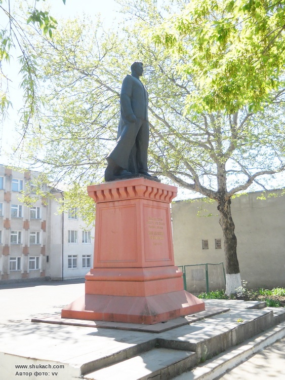 Шукач | Памятник Черняховскому в Одессе Черняховский Памятник