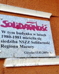 Памятная доска отделу "Солидарность" в Мазурах, г. Гижицо