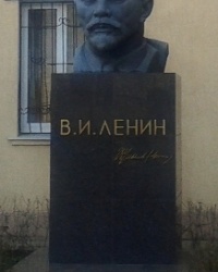 Бюст Ленина В.И. по ул. Артема, 498, г. Луганск