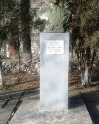 Мемориал советским воинам - учащимся школы №13, г. Луганск.
