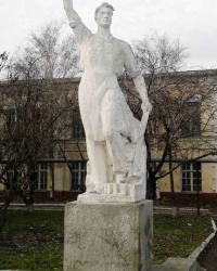 Статуя железнодорожника возле старого ж\д вокзала, г. Луганск