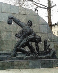 Памятник железнодорожникам, погибшим в годы ВОв, г. Луганск.