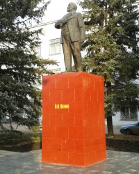 Памятник Ленину В.И. у 1-ой проходной ПАО "Лугансктепловоз", г. Луганск.