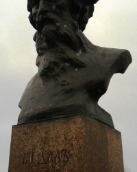 Памятник В.И. Далю в онкодиспансере, г. Луганск