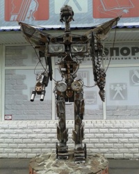 Статуи трансформеров и чудные скамейки, г. Луганск