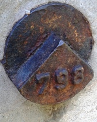 Репер № 798 на бул. Мира, 2, г. Вольногорск