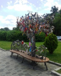 Скамья влюблённых и Дерево счастья, г. Днепропетровск