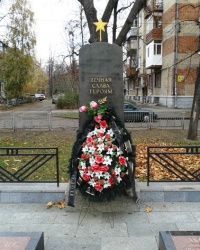 Братская могила в сквере им. П. Кандаурова, г. Харьков