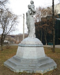Скульптура матери с ребёнком, г. Харьков