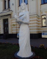 Скульптуры женщин-матерей на ул. Иванова, г. Харьков