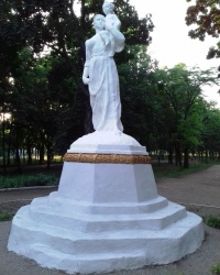 Скульптура матери с ребёнком, г. Купянск