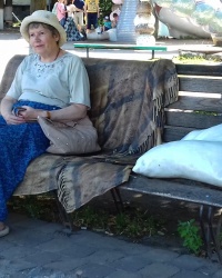 Скамейка «Как дома» на Пейзажной аллее, г. Киев