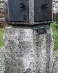 Солнечные часы возле ПКиНа, г. Варшава 