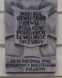 Памятный знак Тхорка на ул. Вежбова, 11 (главный фасад), г. Варшава