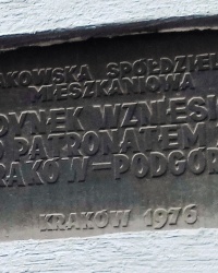 Памятная табличка на пл. Подгужска, 7, г. Краков