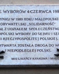 Памятная доска парламентским выборам, г. Краков
