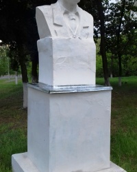 Пам'ятник М. Горькому, с. Подвірки