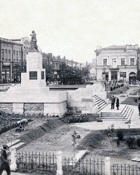 Памятник Ленину В.И. на пл. Революции, г. Луганск.