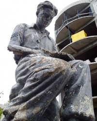 Скульптура читающего юноши, г. Харьков