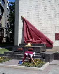 Памятник студентам, преподавателям и сотрудникам ХНУГХ им. А.Н. Бекетова, г. Харьков