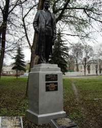 Памятник Горькому М. в парке им. Горького М., г. Луганск.