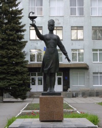 Скульптура медработника, г. Луганск