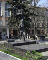Памятник студентам и преподавателям ВУНУ, г. Луганск