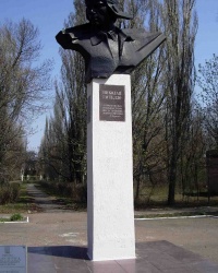 Памятник Гастелло Н.Ф. в ЛВВАУШе, г. Луганск.
