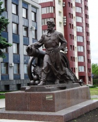 Памятник литейщику по ул. Коцюбинского, 14, г. Луганск