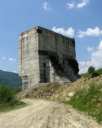 Залишки недобудованої ГЕС в с. Довге