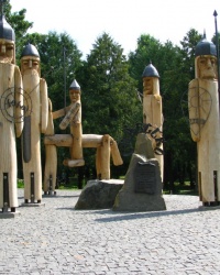 Дерев’яні скульптури воїнів в смт. Славське