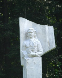 Памятник Тамаре Сорокиной в пгт. Сходница