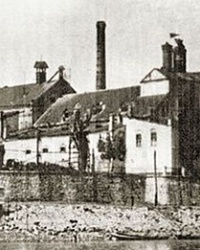 Пивоваренный завод Штекеля у хлебной пристани (1914 г.), разрушен в г. Никополь