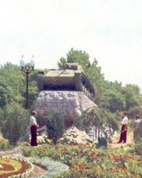 Памятник Генералу Пушкину. Танк Т-34-85 на постаменте в Днепропетровске