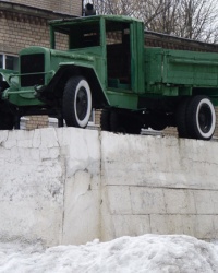 Грузовик ЗИС-5 на постаменте в Днепропетровске