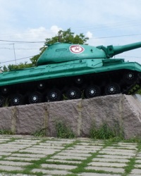 Тяжелый танк Т-10М на постаменте в Апостолово