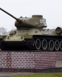 Танк Т-34-85 на постаменте в Перещепино