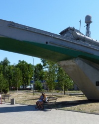 В память о моряках десантниках «Катер на пьедестале»