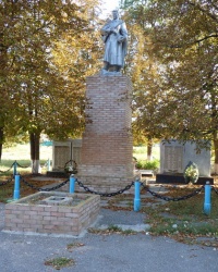 Братская могила и памятник односельчанам в Натальином