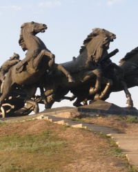 Монумент «Легендарная тачанка», курган Могила-Козорезова