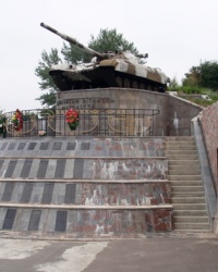 Танк Т-64 на постаменте в Гатном. Памятник защитникам Родины