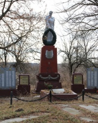 Братская могила с памятником советским воинам в с.Василевка