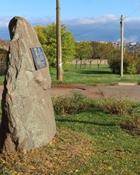 Камень с мемориальной доской Шейха Мансура в г. Кривой Рог Камень с мемориальной доской Шейха Мансура в г. Кривой Рог