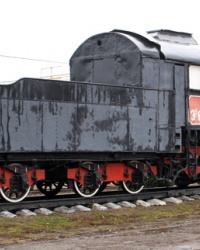 Памятник паровоз Эу-681-59 на постаменте в г.Долинская