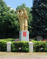 Памятник воинам-землякам 1941-1945 в пгт. Розовка