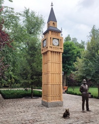 Часовая башня Биг-Бена в г. Мелитополь. Английская зона в городском парке