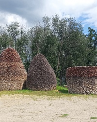 Круглые башни поленной кладки на Анниной горе