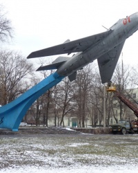 Самолет МиГ-19 на постаменте в Днепродзержинске