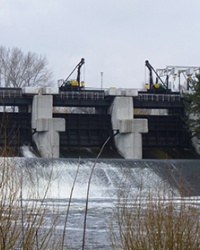 Водосливная плотина искровского водохранилища в с. Искровка